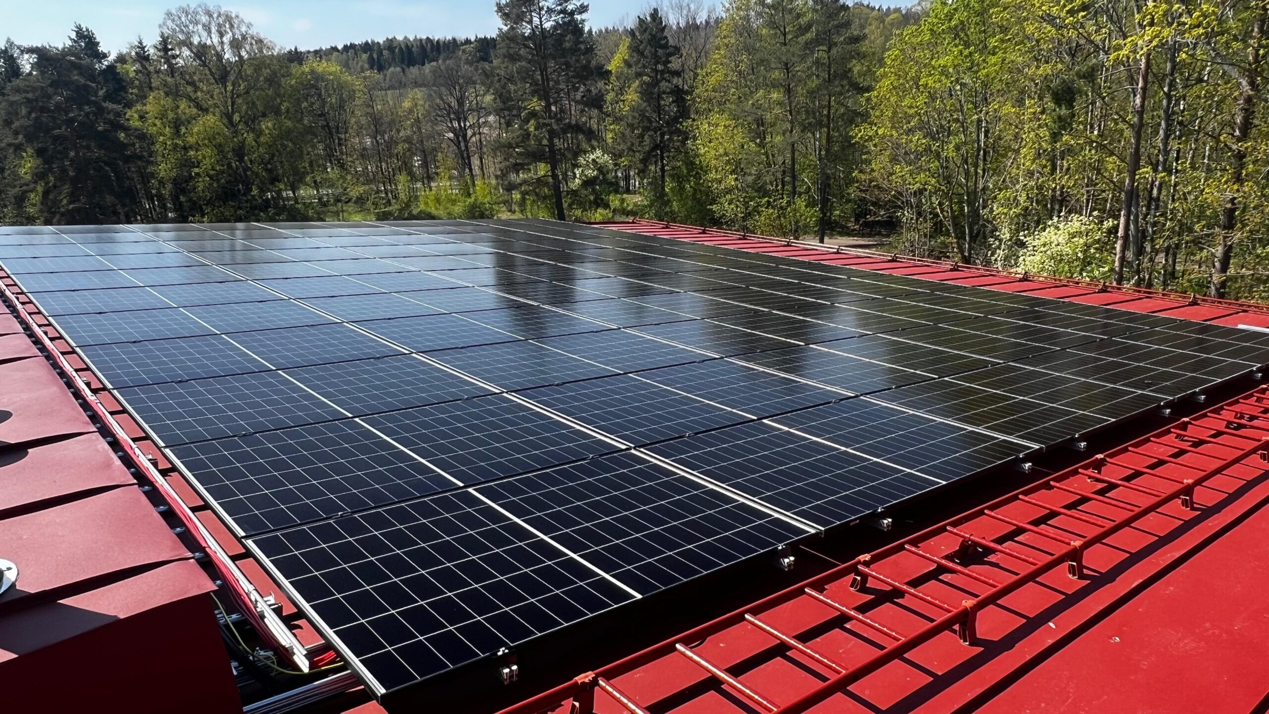 Tyylikkäät aurinkopaneelit asennettuna omakotitalon katolle