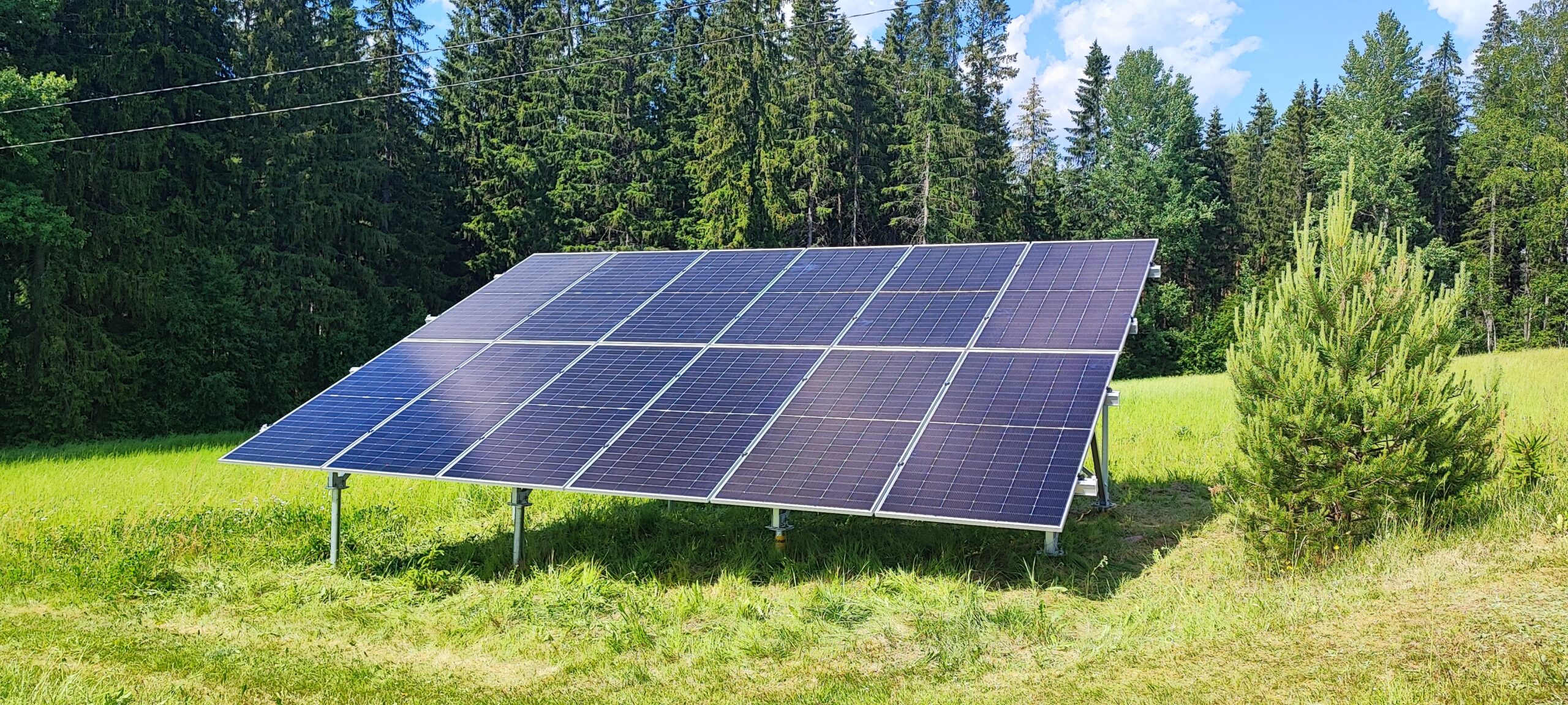 Tehokkaat aurinkopaneelit maa-asennuksella pihalle