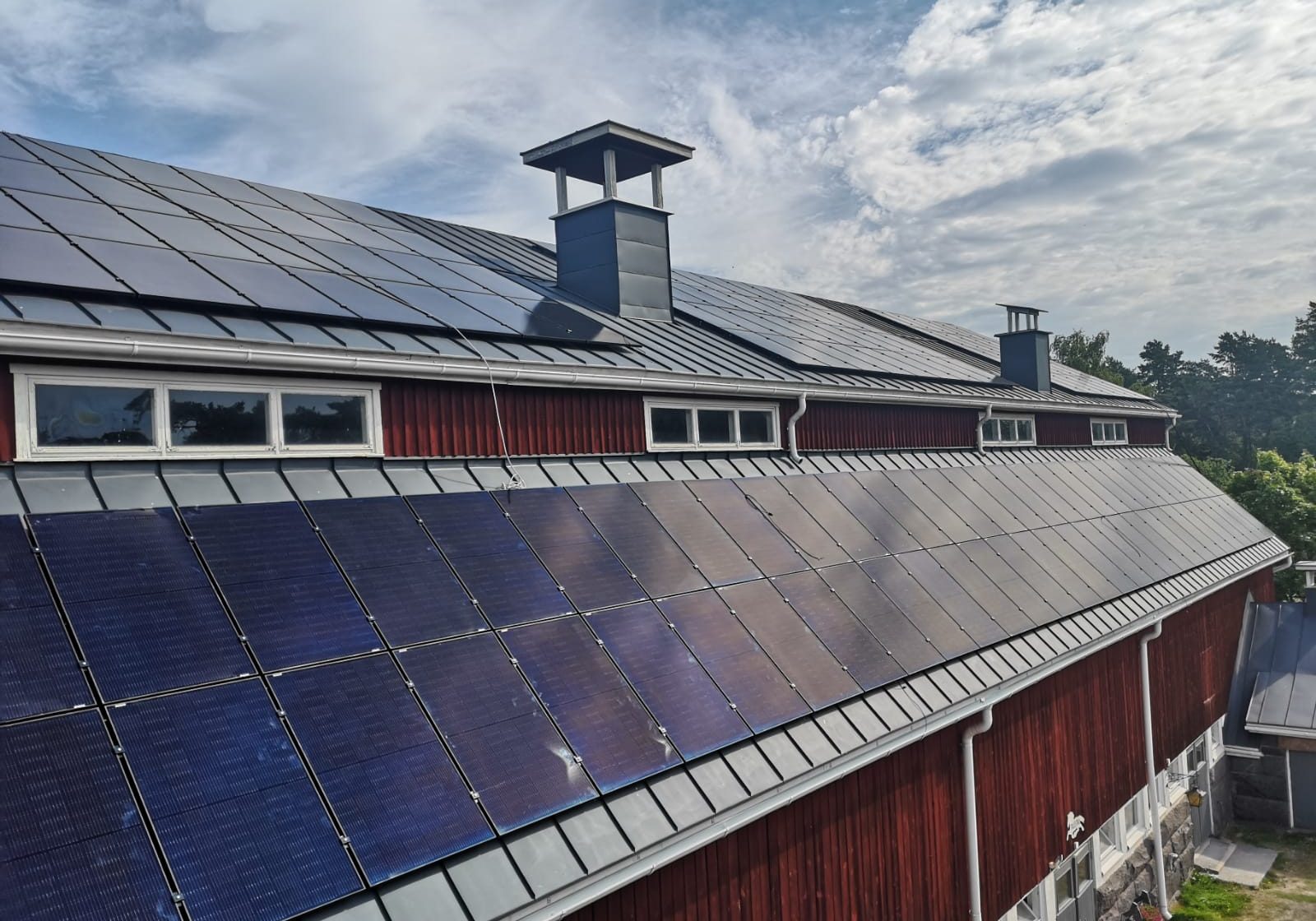 Aurinkopaneelit navetan katolla
