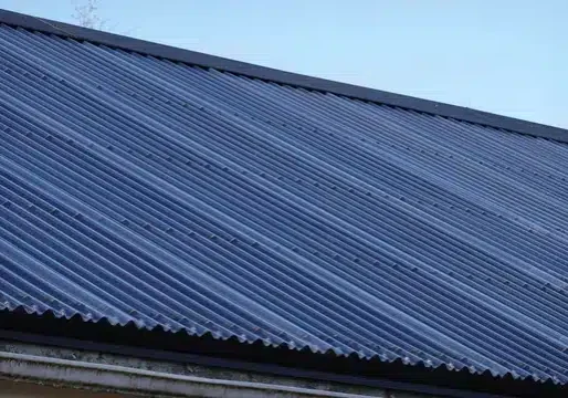 Lähikuva aurinkolämpökaton aaltomaisesta pinnasta. Musta kattomateriaali toimii koko pinta-alaltaan lämmönkerääjänä